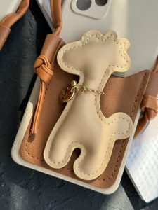 قاب موبایل سامسونگ زرافه مینیمال چرمی جاکارتی و آویز بلند محافظ لنزدار - Image 2