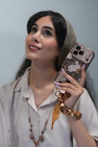 قاب موبایل آیفون گل فلاور کرم فندقی + بند ست اسکارف زنجیری - Image 2