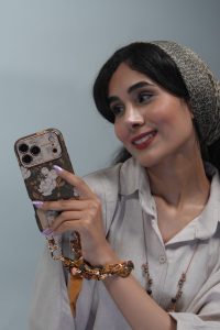 قاب موبایل آیفون گل فلاور کرم فندقی + بند ست اسکارف زنجیری - Image 3
