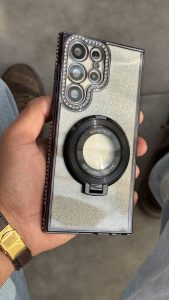 قاب موبایل ( آیفون - سامسونگ ) کلاسیک دور نگین طرح مگسیفیت استندشو - Image 3