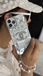 قاب موبایل آیفون شنل گل اسپرینگ تایم نگین مروارید + بند ست - Image 3